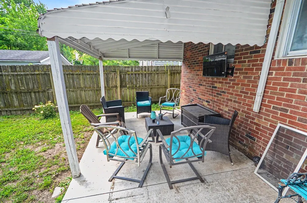 23116 Beechwood Avenue Eastpointe City, MI 48021