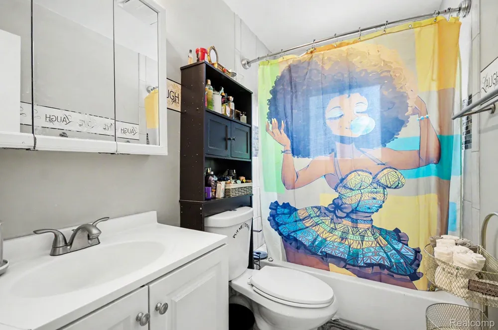 23116 Beechwood Avenue Eastpointe City, MI 48021