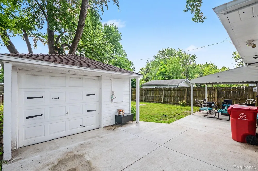 23116 Beechwood Avenue Eastpointe City, MI 48021
