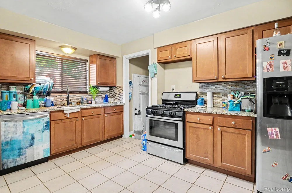 23116 Beechwood Avenue Eastpointe City, MI 48021