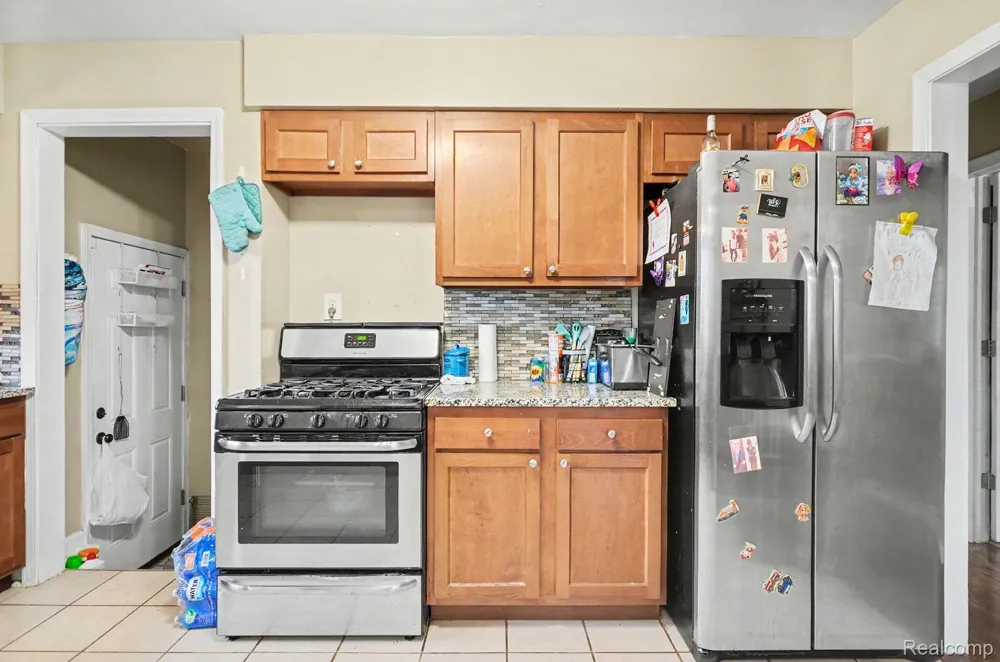 23116 Beechwood Avenue Eastpointe City, MI 48021