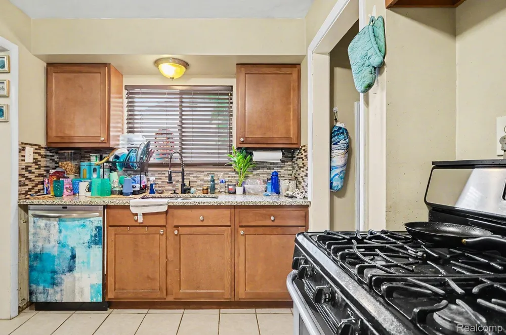 23116 Beechwood Avenue Eastpointe City, MI 48021