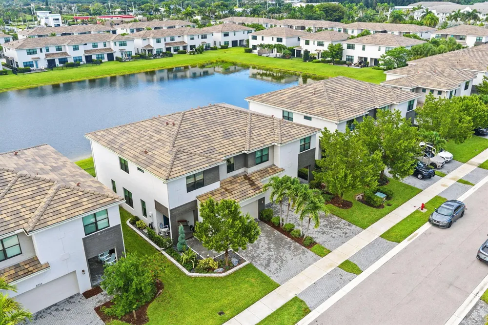 8697 Corvus Lake Worth, FL 33467