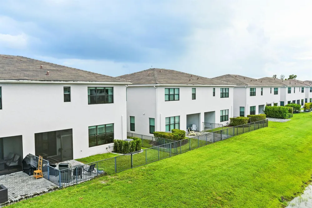 8697 Corvus Lake Worth, FL 33467