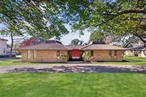 1921 Briarwood Drive Grand Prairie, TX 75050