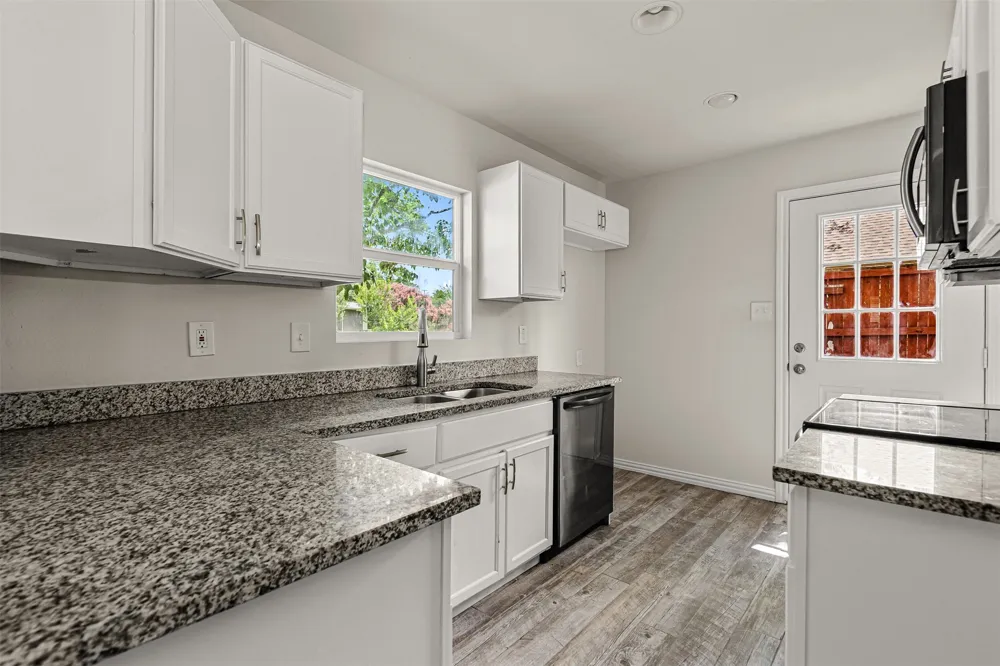 624 E Ellen Avenue Hurst, TX 76053