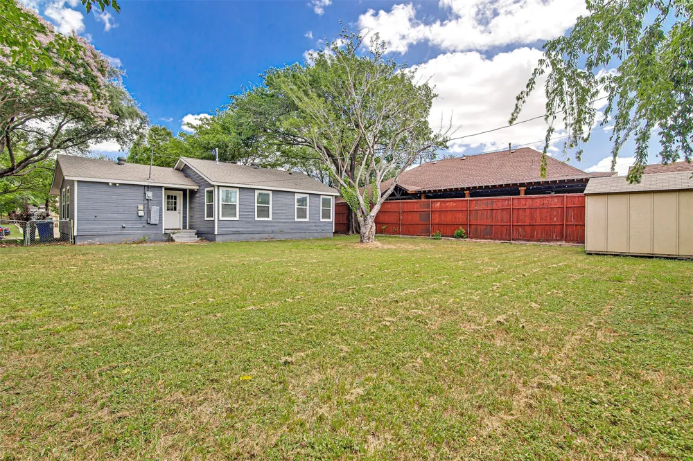 624 E Ellen Avenue Hurst, TX 76053