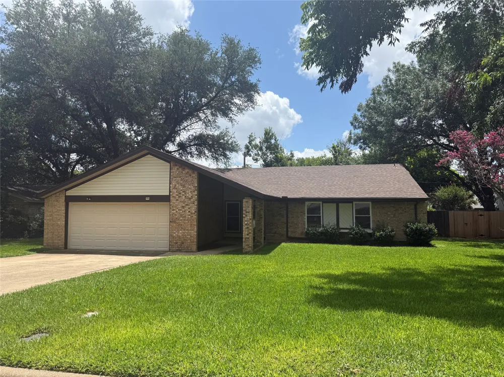 329 Stratford Drive Hurst, TX 76054