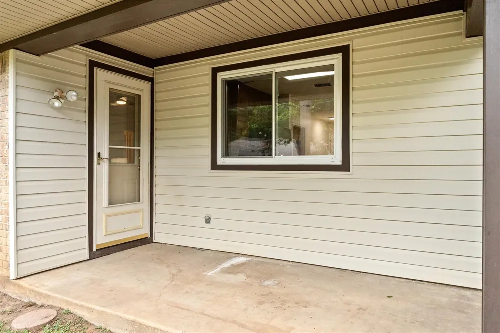 329 Stratford Drive Hurst, TX 76054