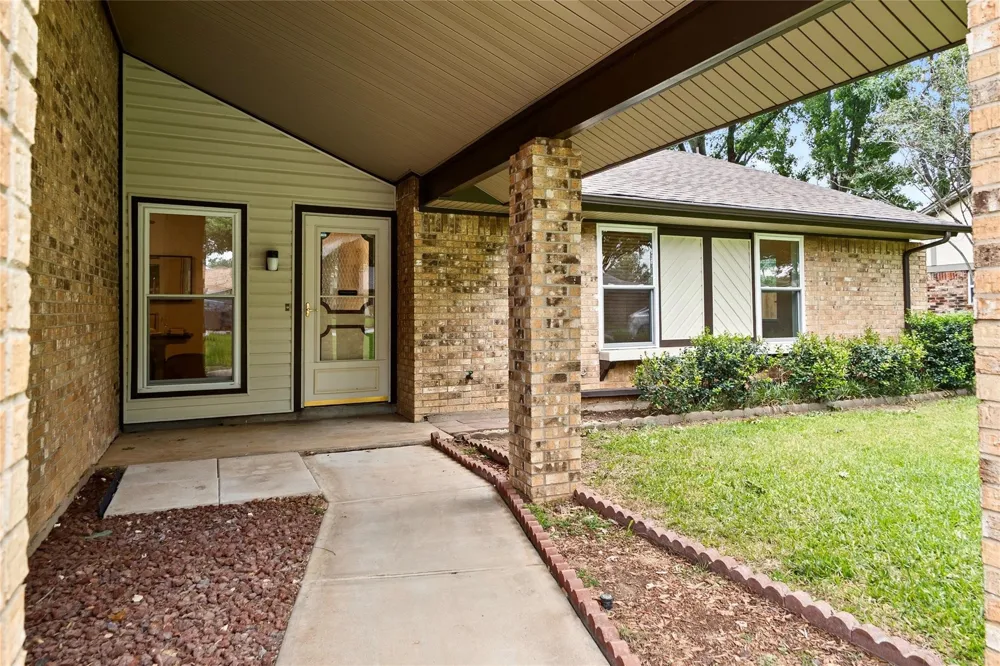 329 Stratford Drive Hurst, TX 76054