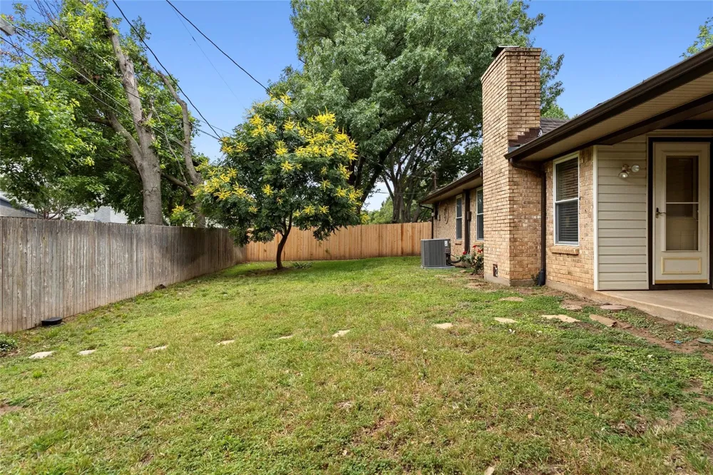 329 Stratford Drive Hurst, TX 76054