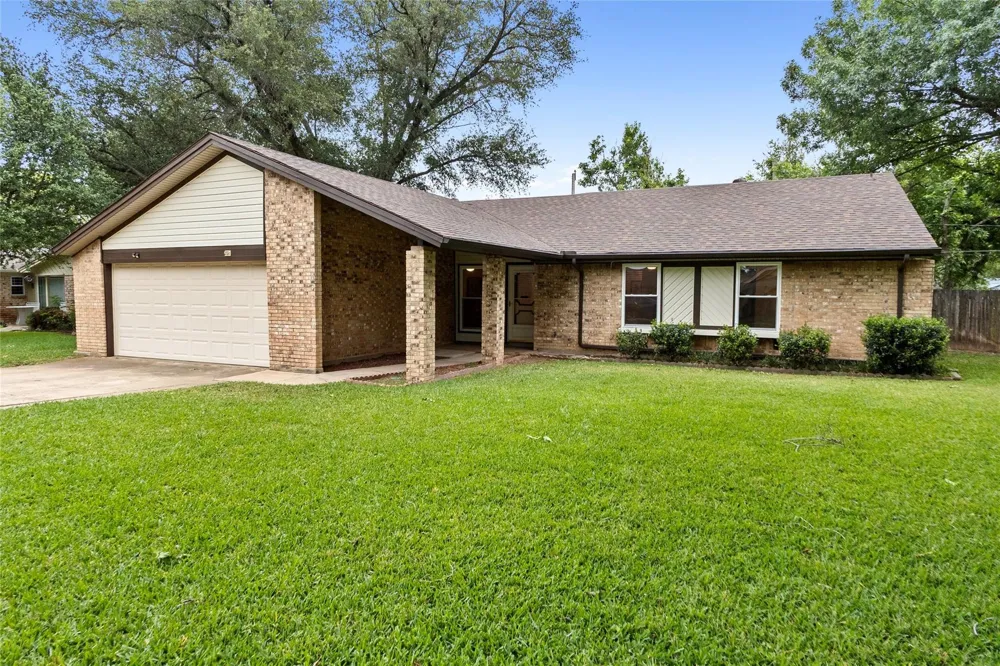 329 Stratford Drive Hurst, TX 76054