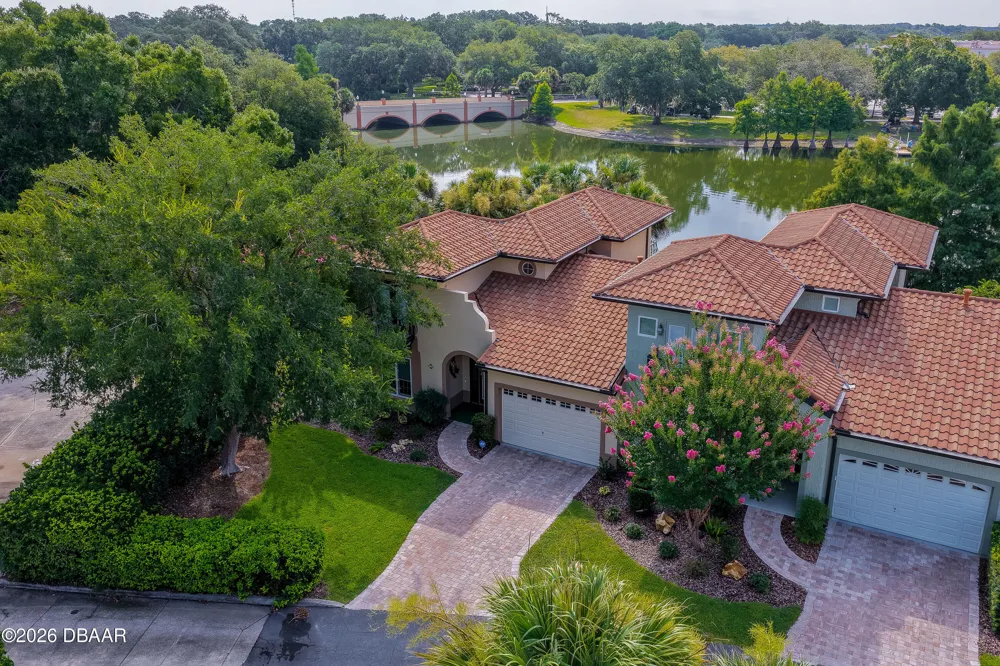 1259 Avenida De Las Casas Lady Lake, FL 32159