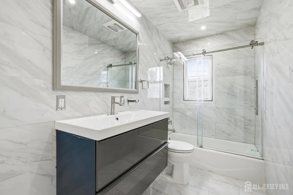 264 E George Place E Iselin, NJ 08830