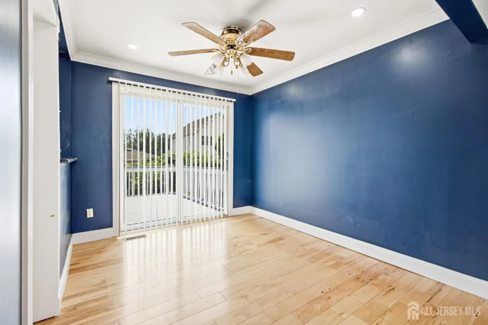 264 E George Place E Iselin, NJ 08830