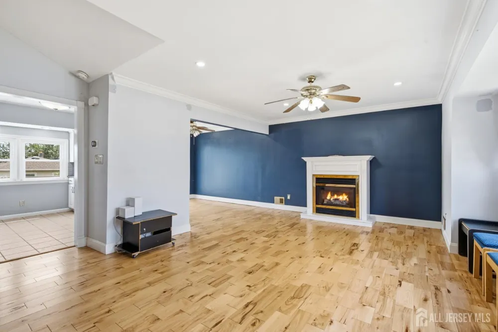 264 E George Place E Iselin, NJ 08830
