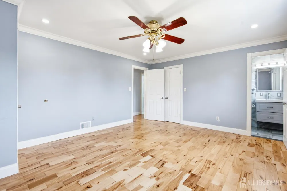 264 E George Place E Iselin, NJ 08830