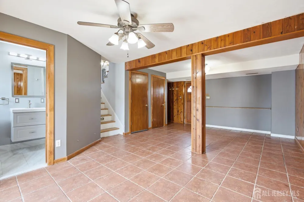 264 E George Place E Iselin, NJ 08830