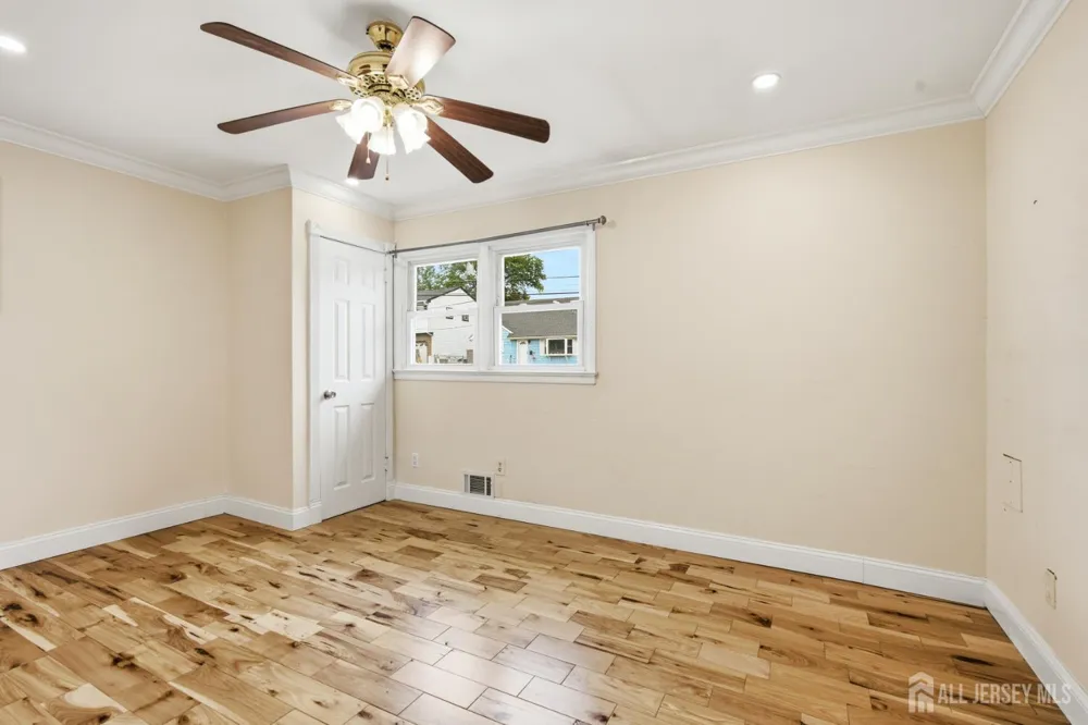 264 E George Place E Iselin, NJ 08830