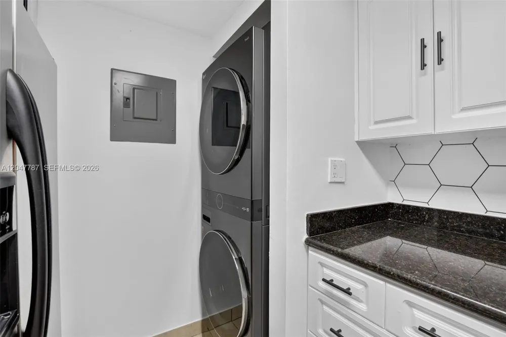 220 Lakeview Dr #210 Weston, FL 33326
