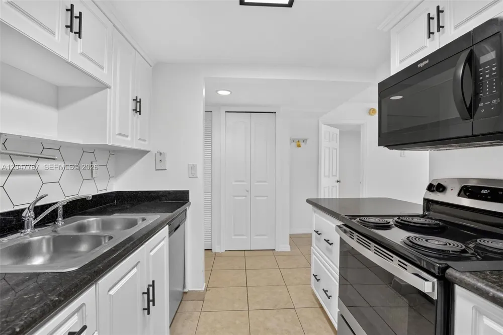 220 Lakeview Dr #210 Weston, FL 33326