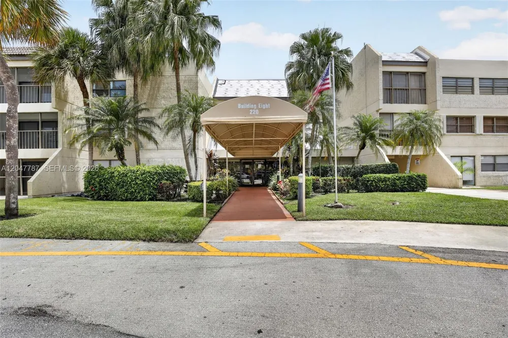 220 Lakeview Dr #210 Weston, FL 33326