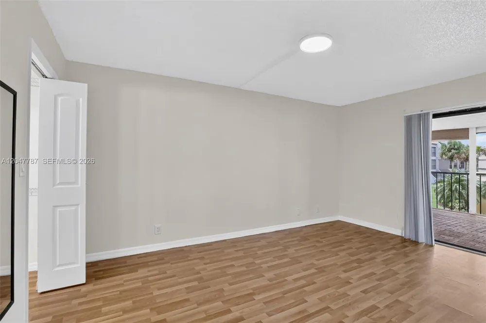 220 Lakeview Dr #210 Weston, FL 33326