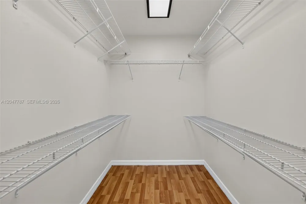 220 Lakeview Dr #210 Weston, FL 33326