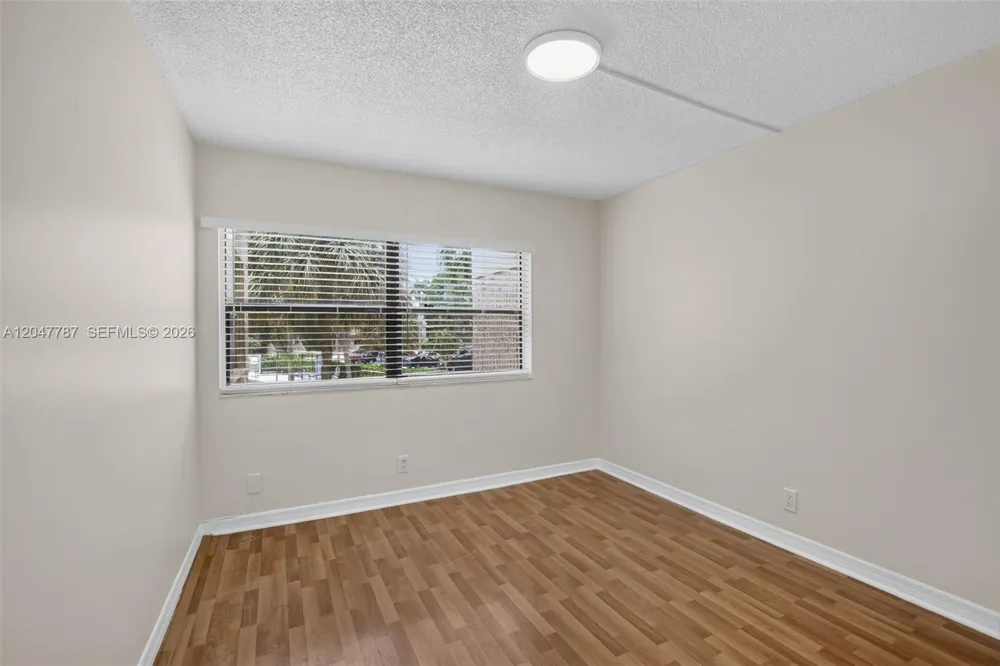 220 Lakeview Dr #210 Weston, FL 33326