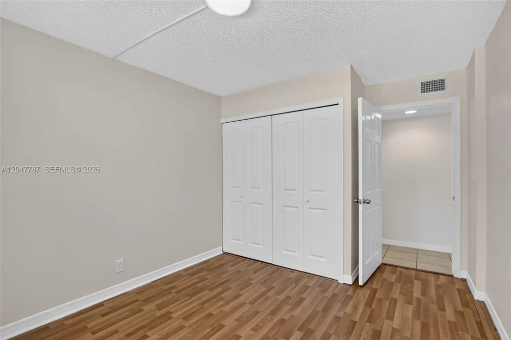 220 Lakeview Dr #210 Weston, FL 33326