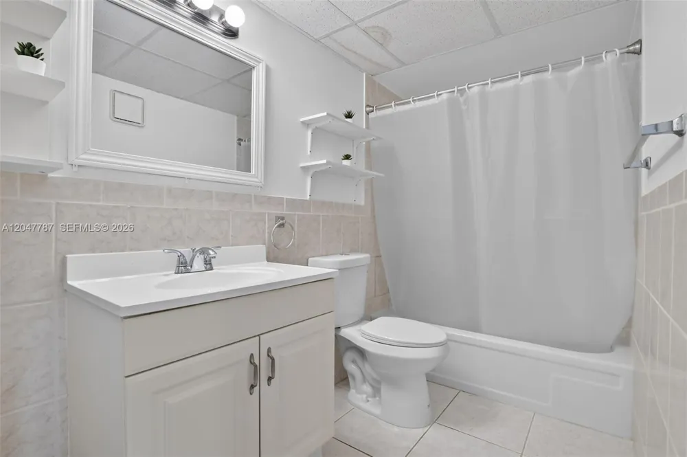 220 Lakeview Dr #210 Weston, FL 33326
