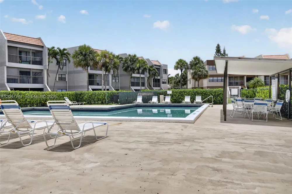 220 Lakeview Dr #210 Weston, FL 33326