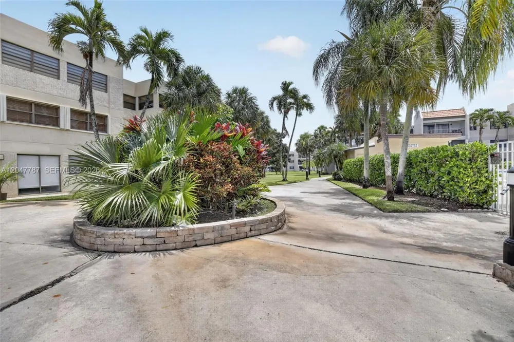 220 Lakeview Dr #210 Weston, FL 33326