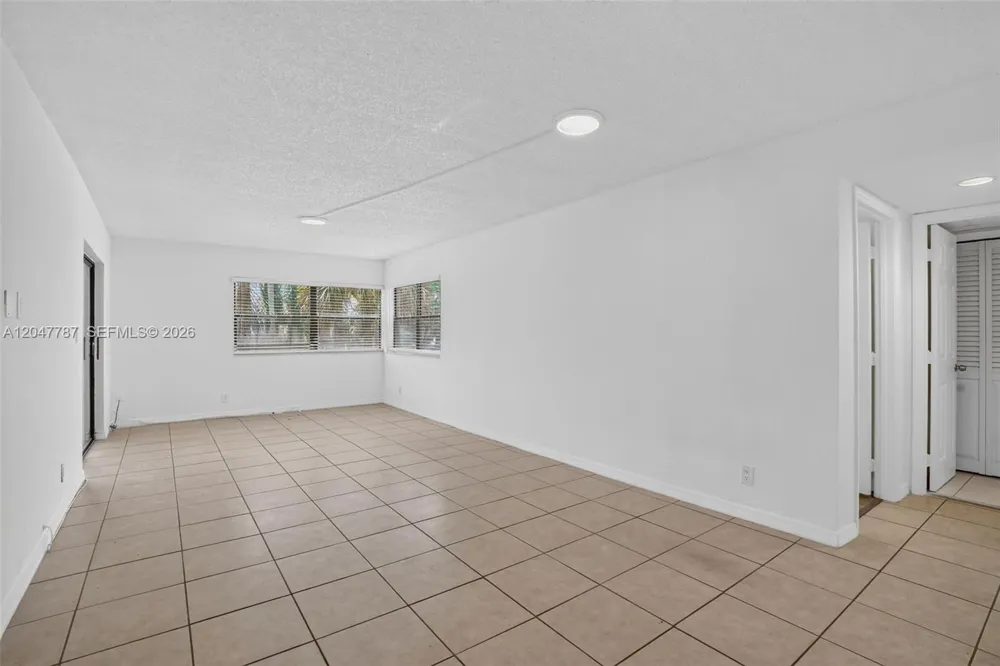 220 Lakeview Dr #210 Weston, FL 33326