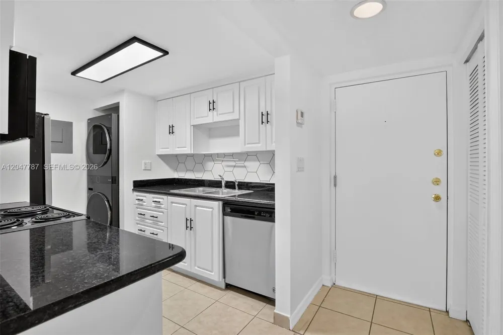 220 Lakeview Dr #210 Weston, FL 33326