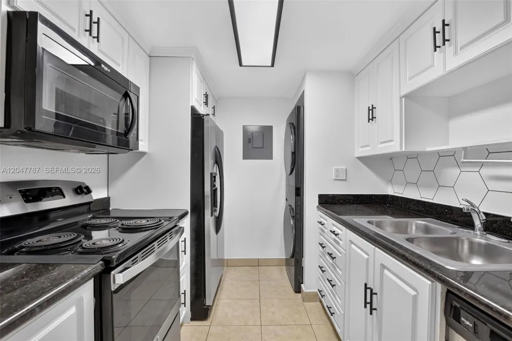 220 Lakeview Dr #210 Weston, FL 33326