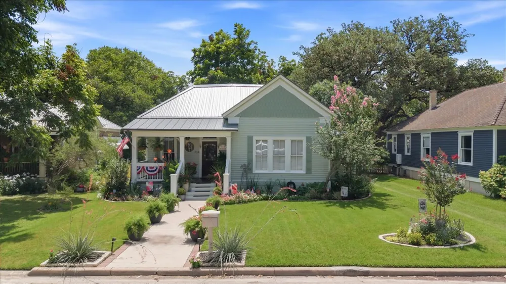 704 Gresham Street Smithville, TX 78957