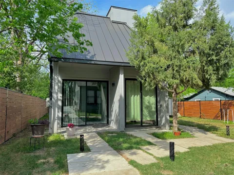 914 E 39th Street #2