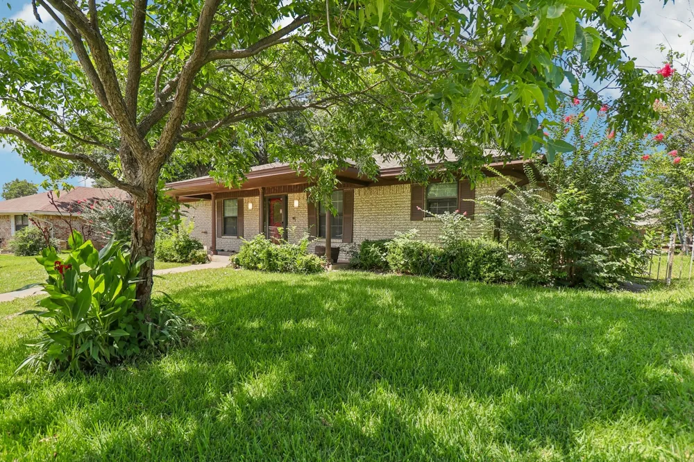 2030 Huntington Drive Grand Prairie, TX 75051