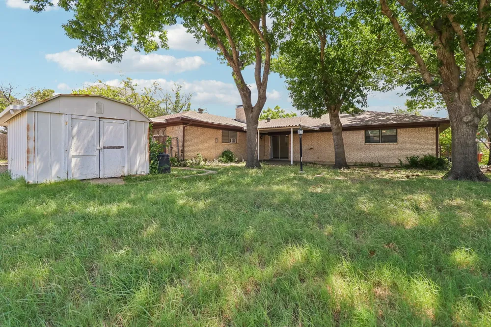 2030 Huntington Drive Grand Prairie, TX 75051