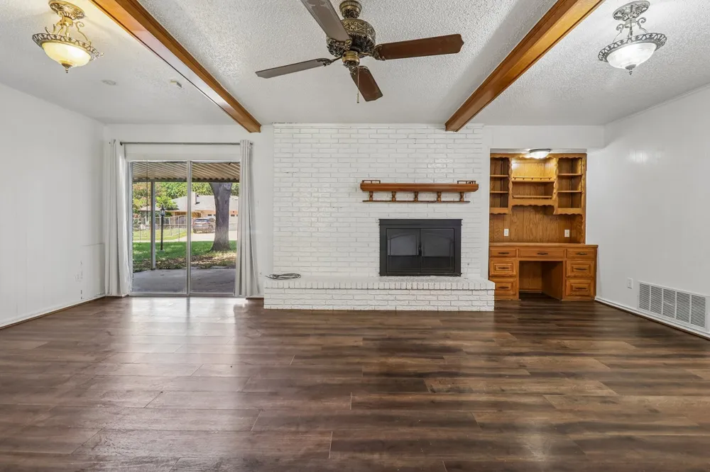 2030 Huntington Drive Grand Prairie, TX 75051
