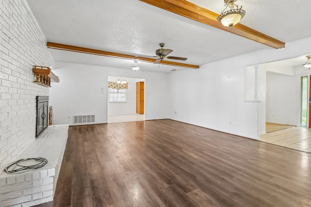 2030 Huntington Drive Grand Prairie, TX 75051