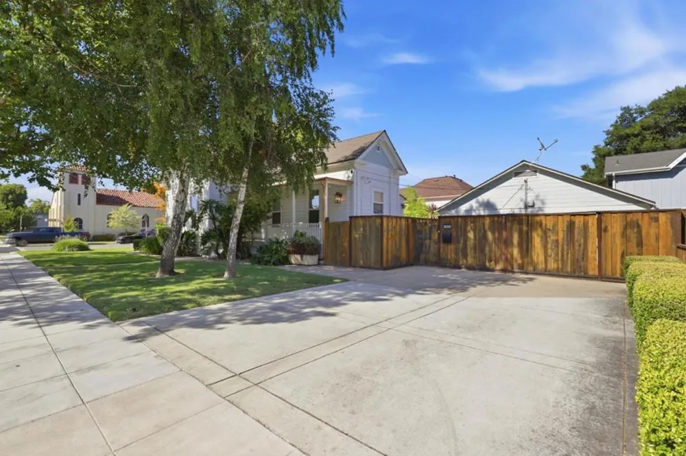 194 4th Street Gilroy, CA 95020