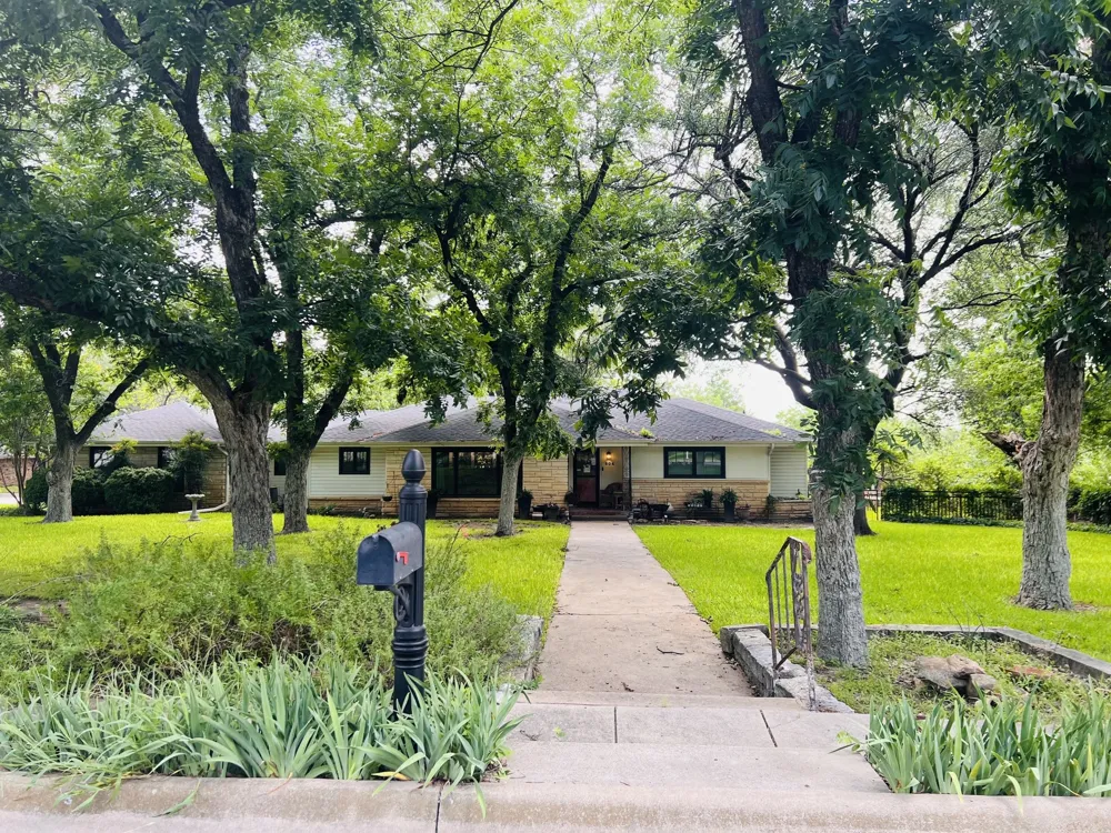 804 Elm Street Comanche, TX 76442