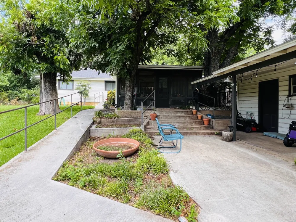804 Elm Street Comanche, TX 76442