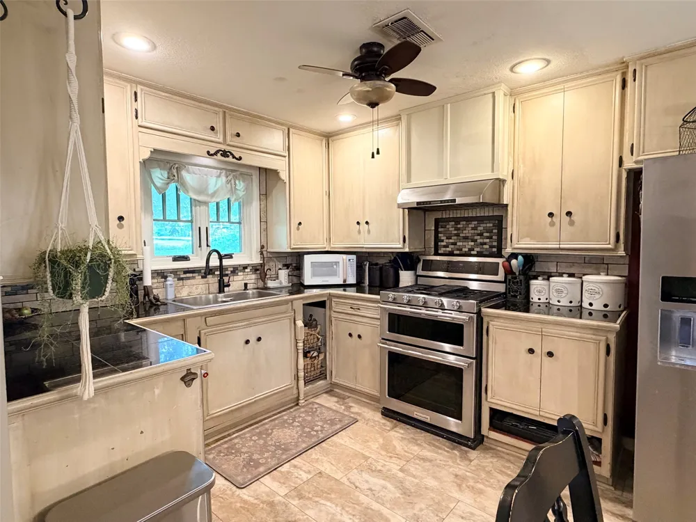 804 Elm Street Comanche, TX 76442