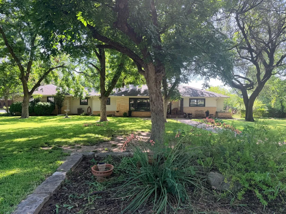 804 Elm Street Comanche, TX 76442