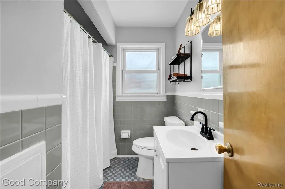 21531 Avalon Street St Clair Shores City, MI 48080
