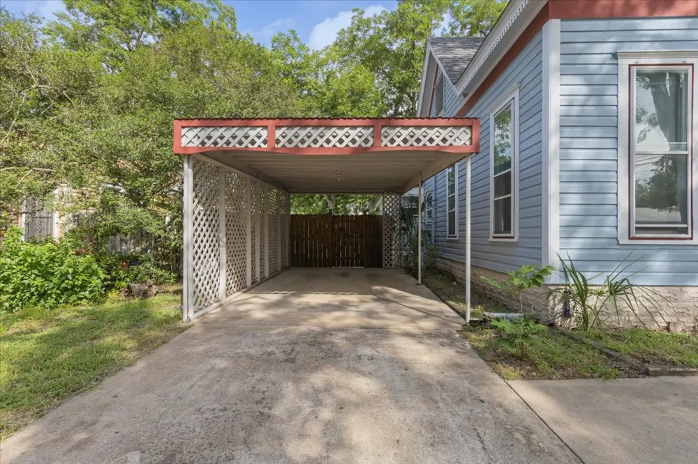 207 Hudgins Street Smithville, TX 78957