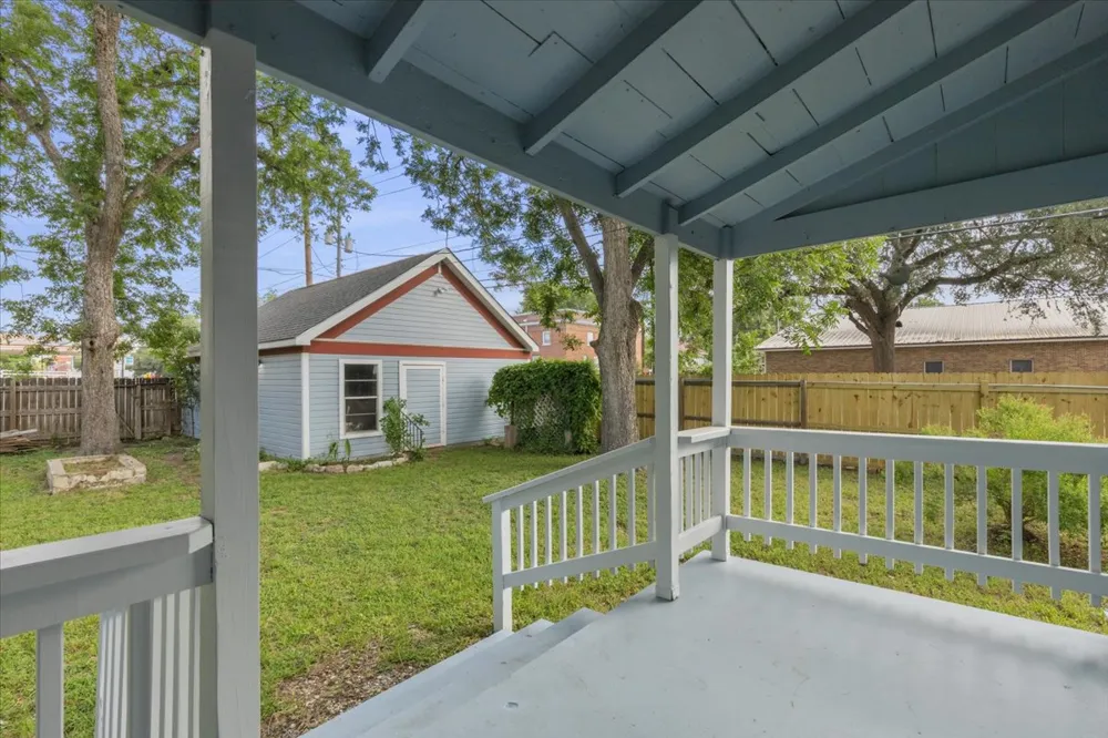 207 Hudgins Street Smithville, TX 78957